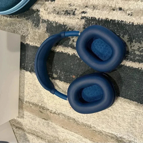 Sky Blue AirPod Pro Max barley used - Picture 9 of 14